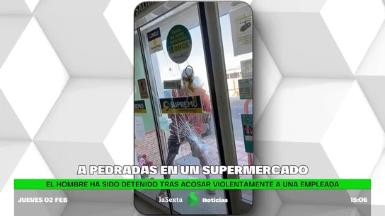 Brutal acoso a una mujer en Almería: un hombre intenta romper a pedradas la puerta del local en el que trabaja Brutal acoso a una mujer en Almería: un hombre intenta romper a pedradas la puerta del local en el que trabaja