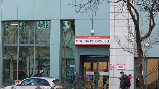 El paro crece en enero en 70.744 personas y se destruyen 215.047 empleos El paro crece en enero en 70.744 personas y se destruyen 215.047 empleos