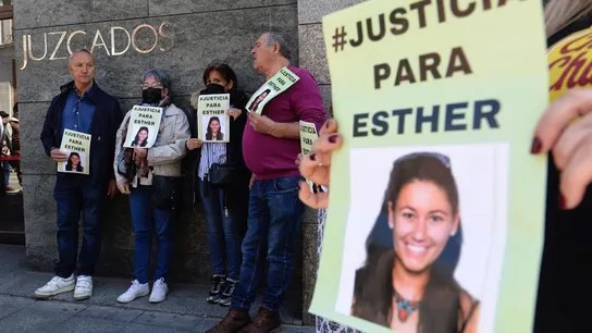 Manifestación por la muerte de Esther López en los juzgados. Manifestación por la muerte de Esther López en los juzgados.