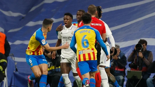 Paulista ve la roja tras una dura patada a Vinicius Paulista ve la roja tras una dura patada a Vinicius