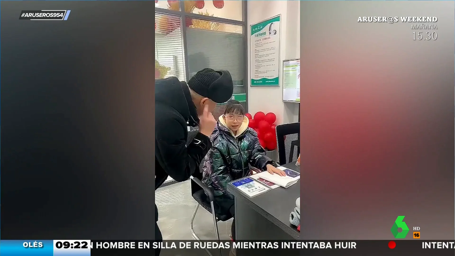 Una niña con dificultades auditivas escucha por primera vez la voz de su padre gracias a un audífono