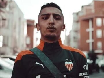 A group of young people attacks the recording of a video clip by Morad and Dellafuente in Badalona