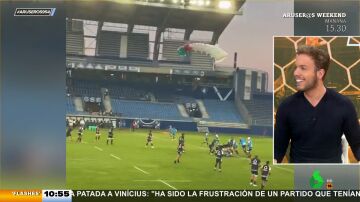 Un paracaidista aterriza de emergencia en medio de un partido de rugby: "Aparcao"