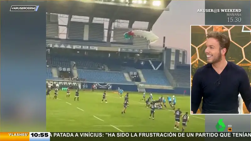 Un paracaidista aterriza de emergencia en medio de un partido de rugby: "Aparcao"