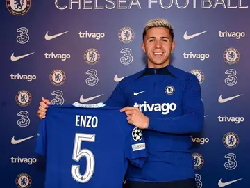 Enzo Fernández posa con la camiseta del Chelsea