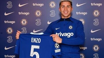 Enzo Fernández posa con la camiseta del Chelsea