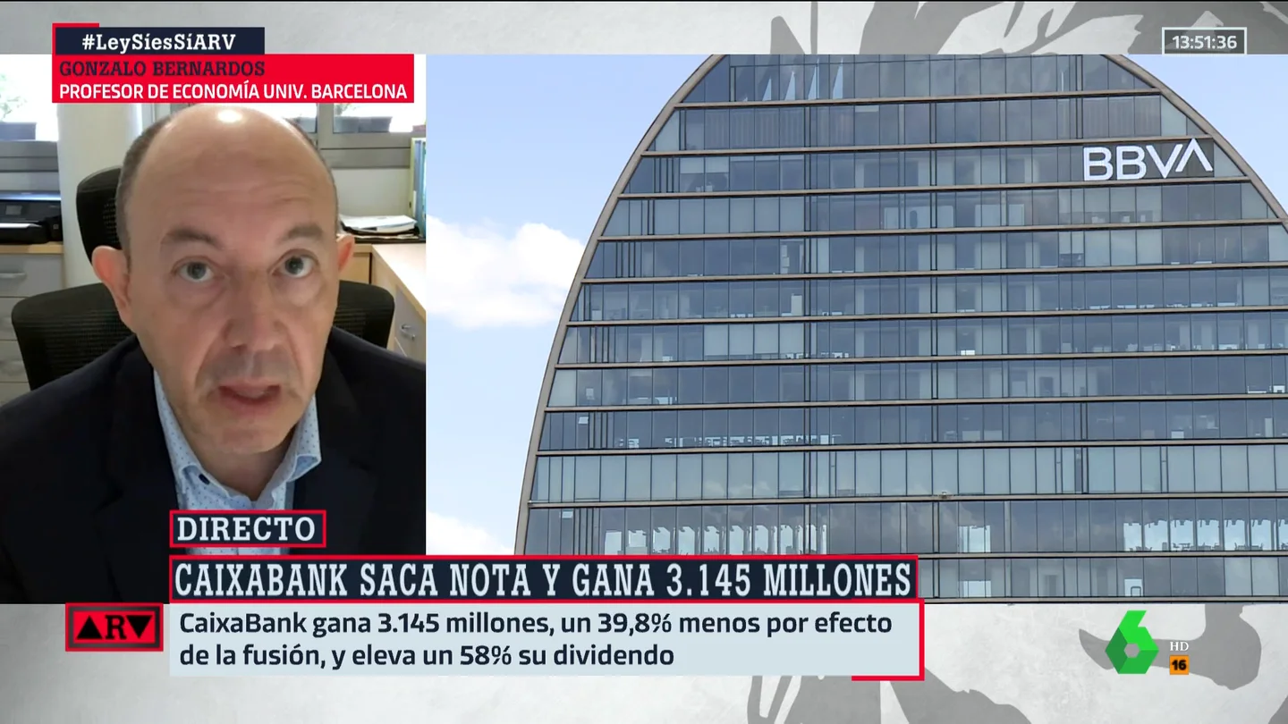 La crítica de Gonzalo Bernardos a los beneficios históricos de la banca: "Es una vergüenza que cobren dos euros por acompañar a un jubilado al cajero" La crítica de Gonzalo Bernardos a los beneficios históricos de la banca: "Es una vergüenza que cobren dos euros por acompañar a un jubilado al cajero"