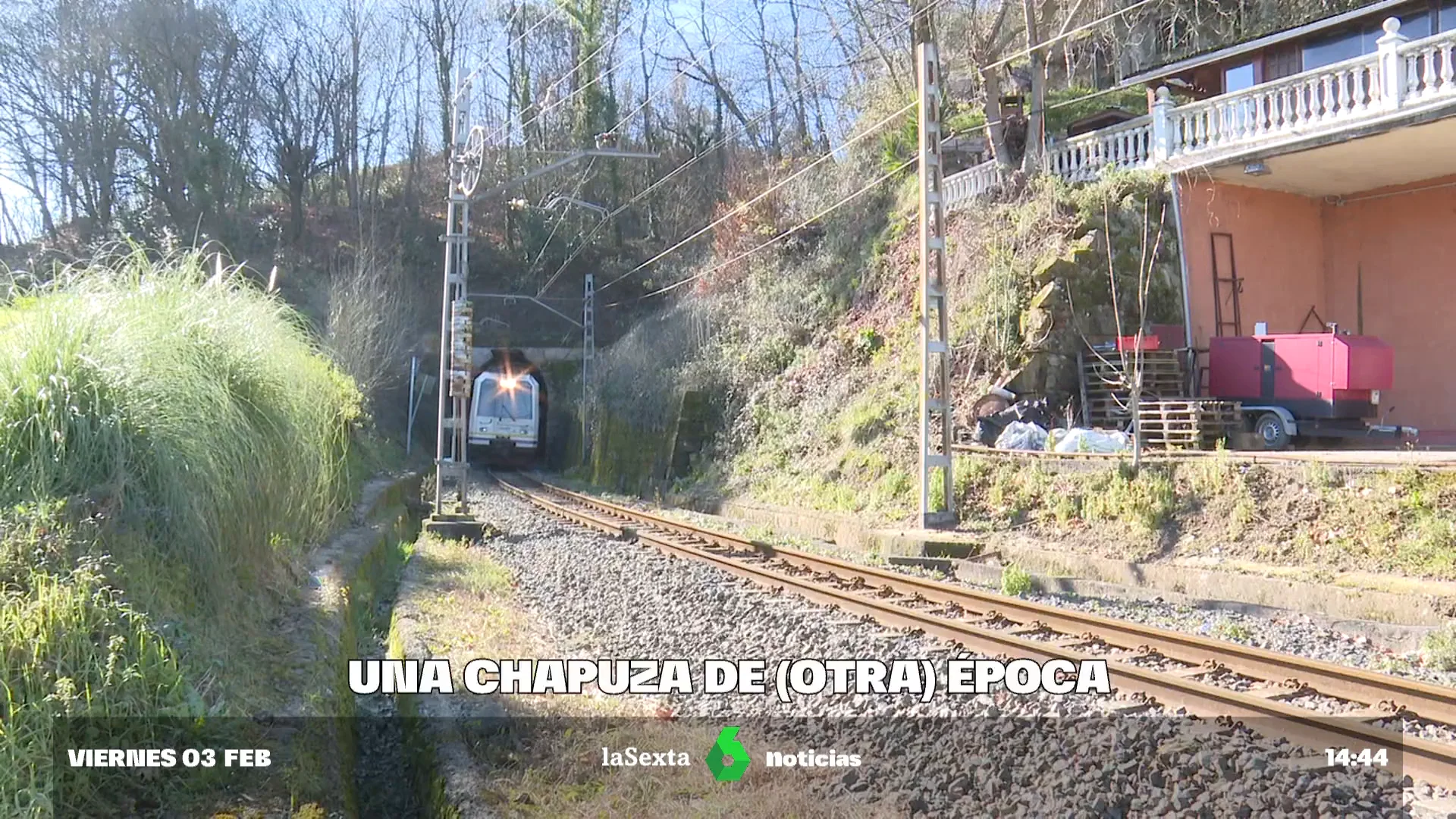 Tres años esperando al tren... y no cabe por el túnel: "Es inadmisible, inexplicable y chapucero"