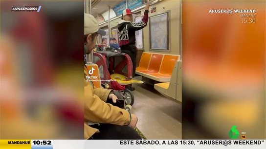Lleva a su kilométrica serpiente consigo en el metro de Nueva York Lleva a su kilométrica serpiente consigo en el metro de Nueva York