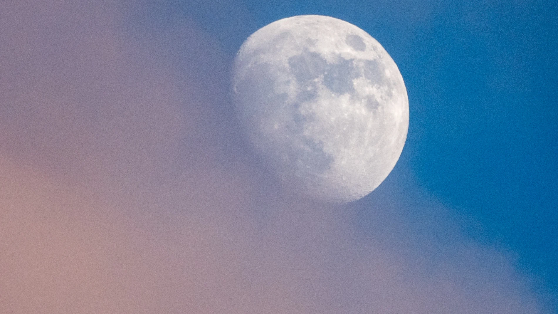 Una luna llena en febrero de 2018 vista desde el cielo de Bristol