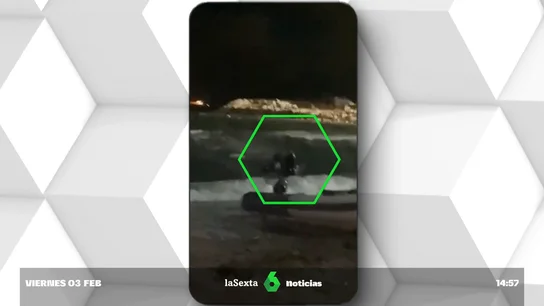 a pedradas contra los agentes a pedradas contra los agentes