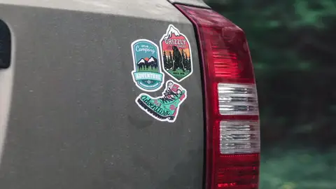 Pegatinas en la chapa del coche Pegatinas colocadas sobre la puerta del maletero