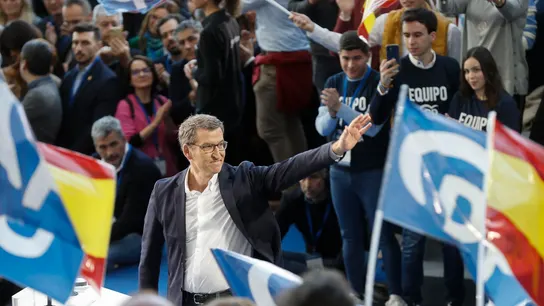 El líder del PP, Alberto Núñez Feijóo (c), saluda a su llegada a la clausura de la Intermunicipal hoy domingo en Valencia. El líder del PP, Alberto Núñez Feijóo (c), saluda a su llegada a la clausura de la Intermunicipal hoy domingo en Valencia.