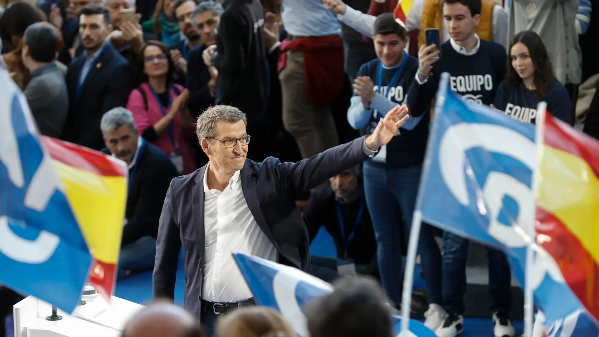 El líder del PP, Alberto Núñez Feijóo (c), saluda a su llegada a la clausura de la Intermunicipal hoy domingo en Valencia.