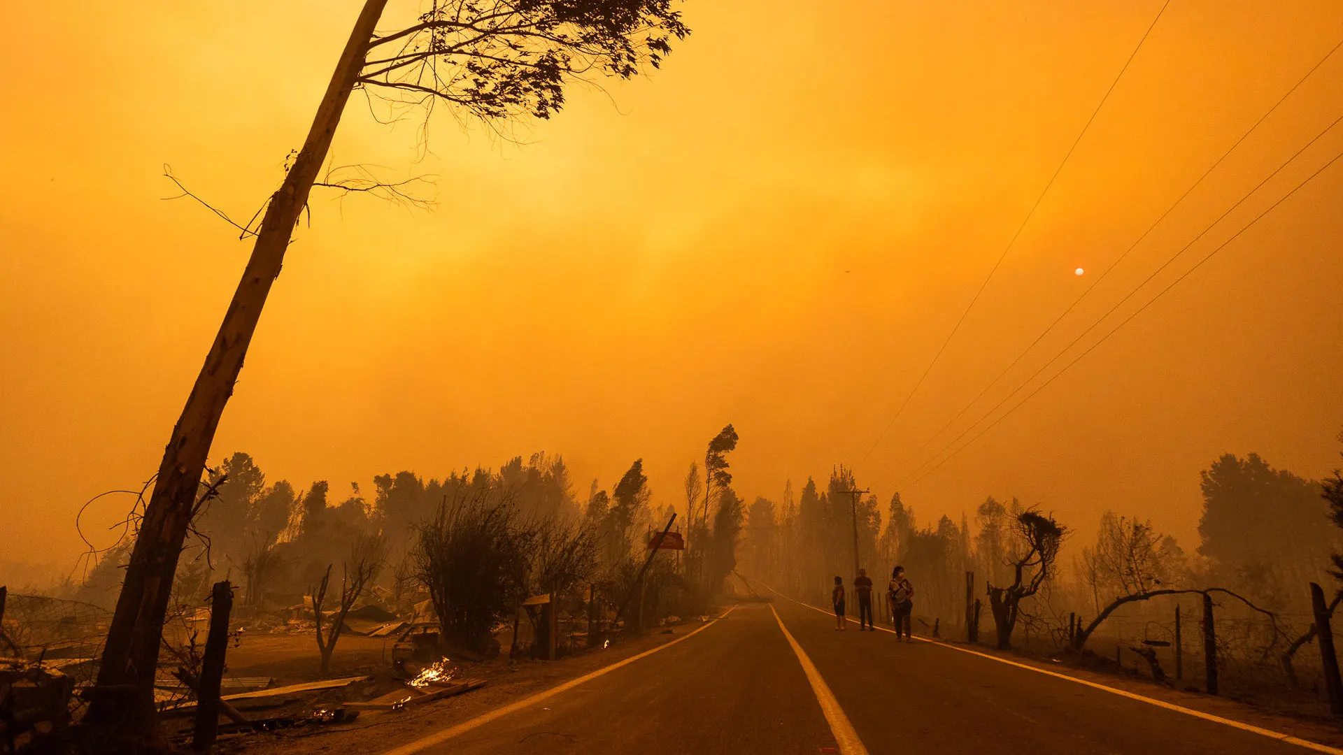 Fotografía de una zona incendiada este sábado cerca a la ciudad de Santa Juana, en Chile.