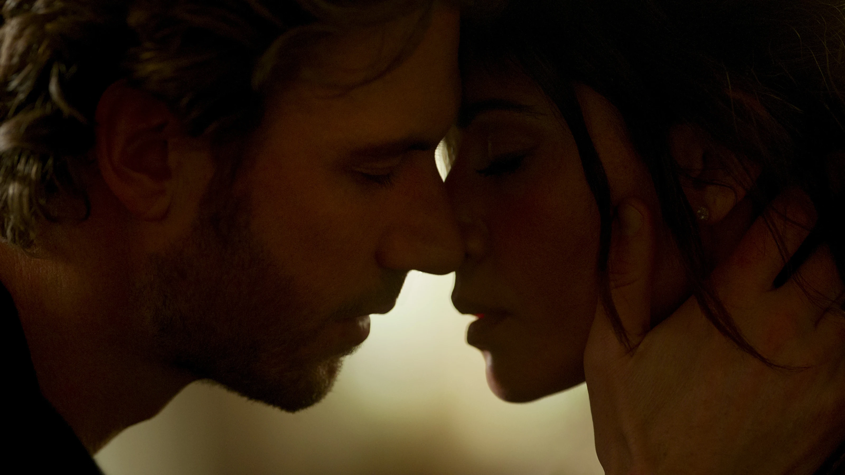 Brad Simon (Adam Demos) y Billie Connelly (Sarah Shahi) vuelve como apasionados amantes en 'Sexo/Vida'.