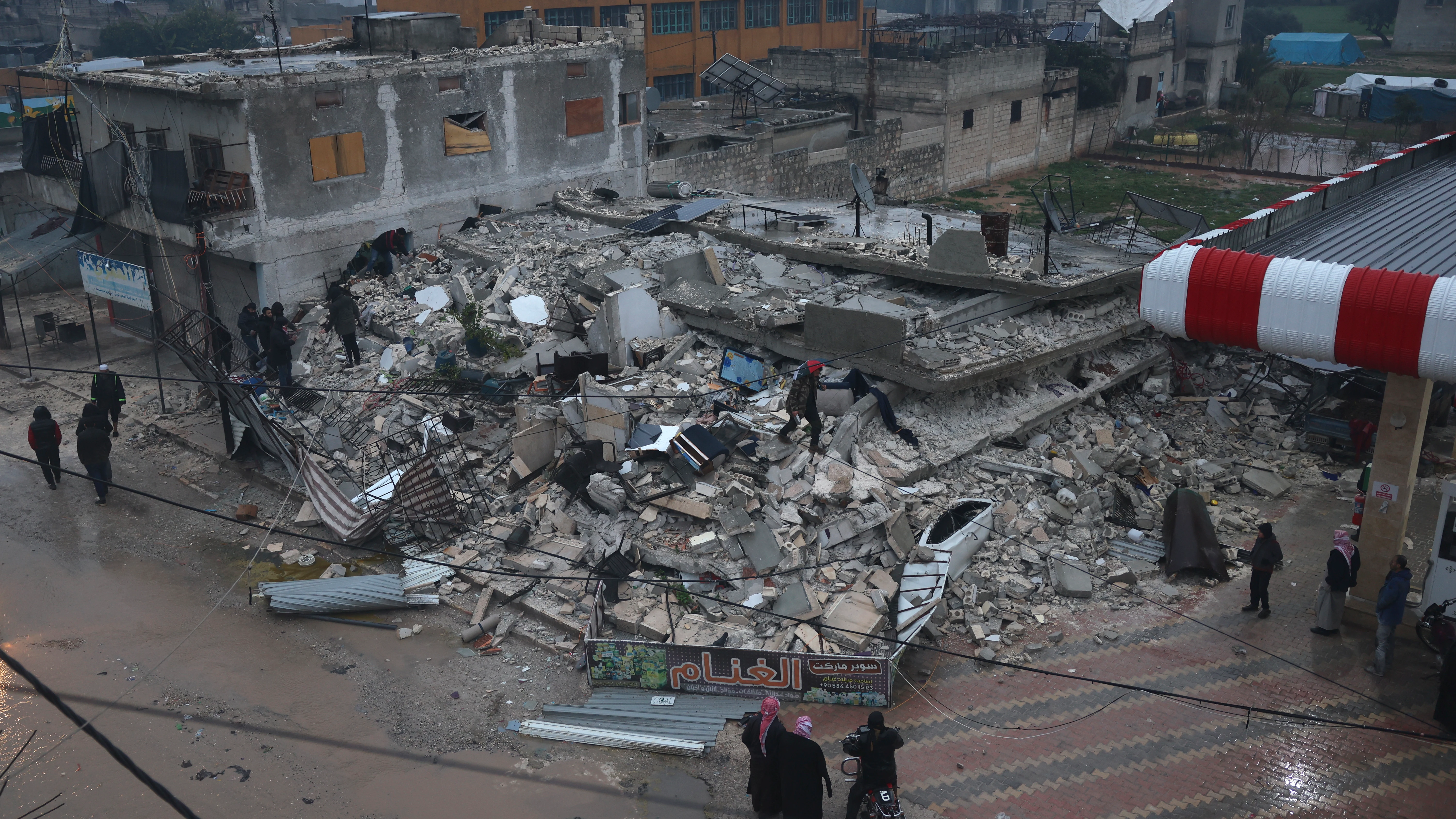 Edificio colapsado por el terremoto al sureste de Siria. (AP Photo/Ghaith Alsayed)