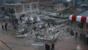 Edificio colapsado por el terremoto al sureste de Siria. (AP Photo/Ghaith Alsayed)