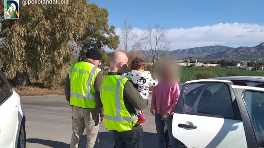 Rescatan a un bebé de 13 meses que vivía con su madre entre basura en Málaga Rescatan a un bebé de 13 meses que vivía con su madre entre basura en Málaga