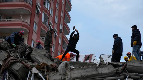 Operarios trabajan en las labores de rescate de los afectados por los terremotos en Turquía y Siria Operarios trabajan en las labores de rescate de los afectados por los terremotos en Turquía y Siria