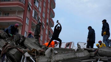 Operarios trabajan en las labores de rescate de los afectados por los terremotos en Turquía y Siria
