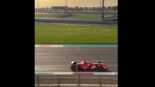 Charles Leclerc pilota el Ferrari de Michael Schumacher Charles Leclerc pilota el Ferrari de Michael Schumacher