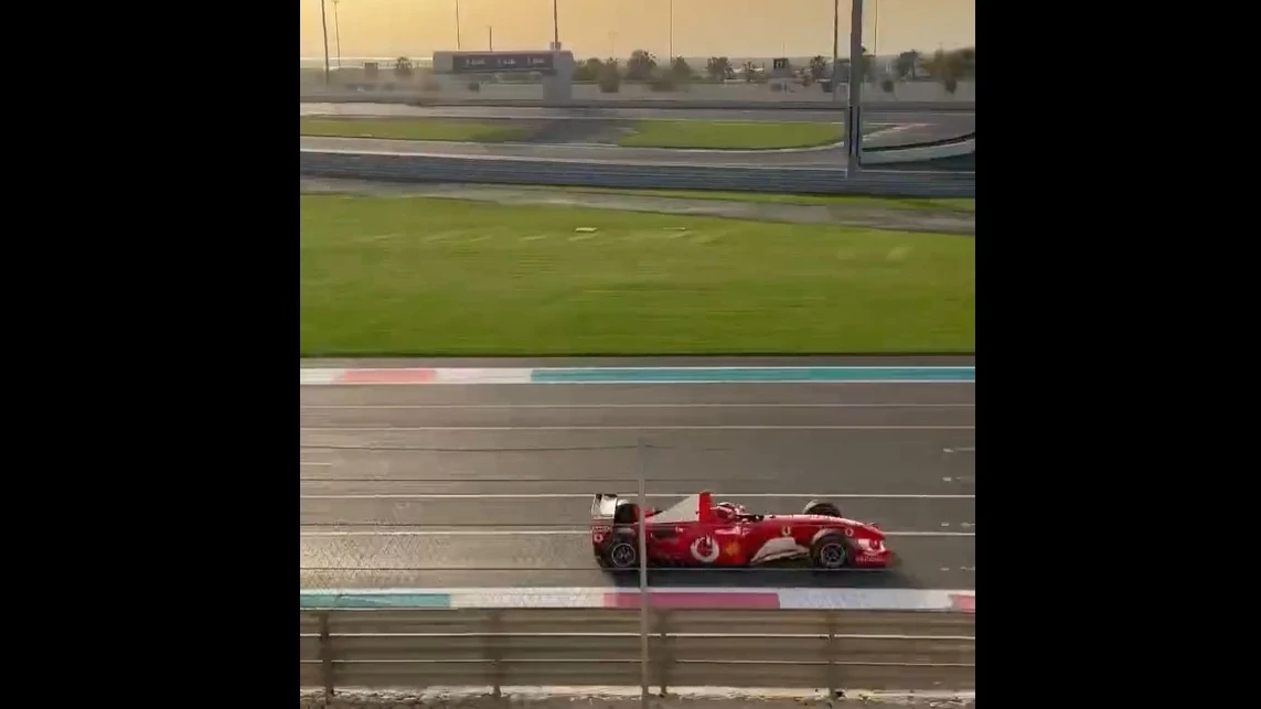 Charles Leclerc pilota el Ferrari de Michael Schumacher