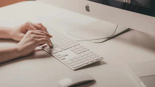 Una persona trabajando en un Mac Una persona trabajando en un Mac