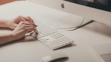 Una persona trabajando en un Mac