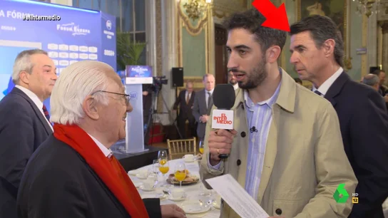 El susto de Isma Juárez cuando el exministro Soria se acerca por detrás mientras charla con el padre Ángel: "Hostia, vaya saludo" El susto de Isma Juárez cuando el exministro Soria se acerca por detrás mientras charla con el padre Ángel: "Hostia, vaya saludo"