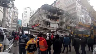Un edificio de Turquía derrumbado por el terremoto