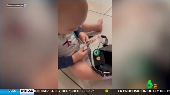 La emotiva reacción de un bebé cuando ve una foto de su madre, que está ingresada en el hospital La emotiva reacción de un bebé cuando ve una foto de su madre, que está ingresada en el hospital
