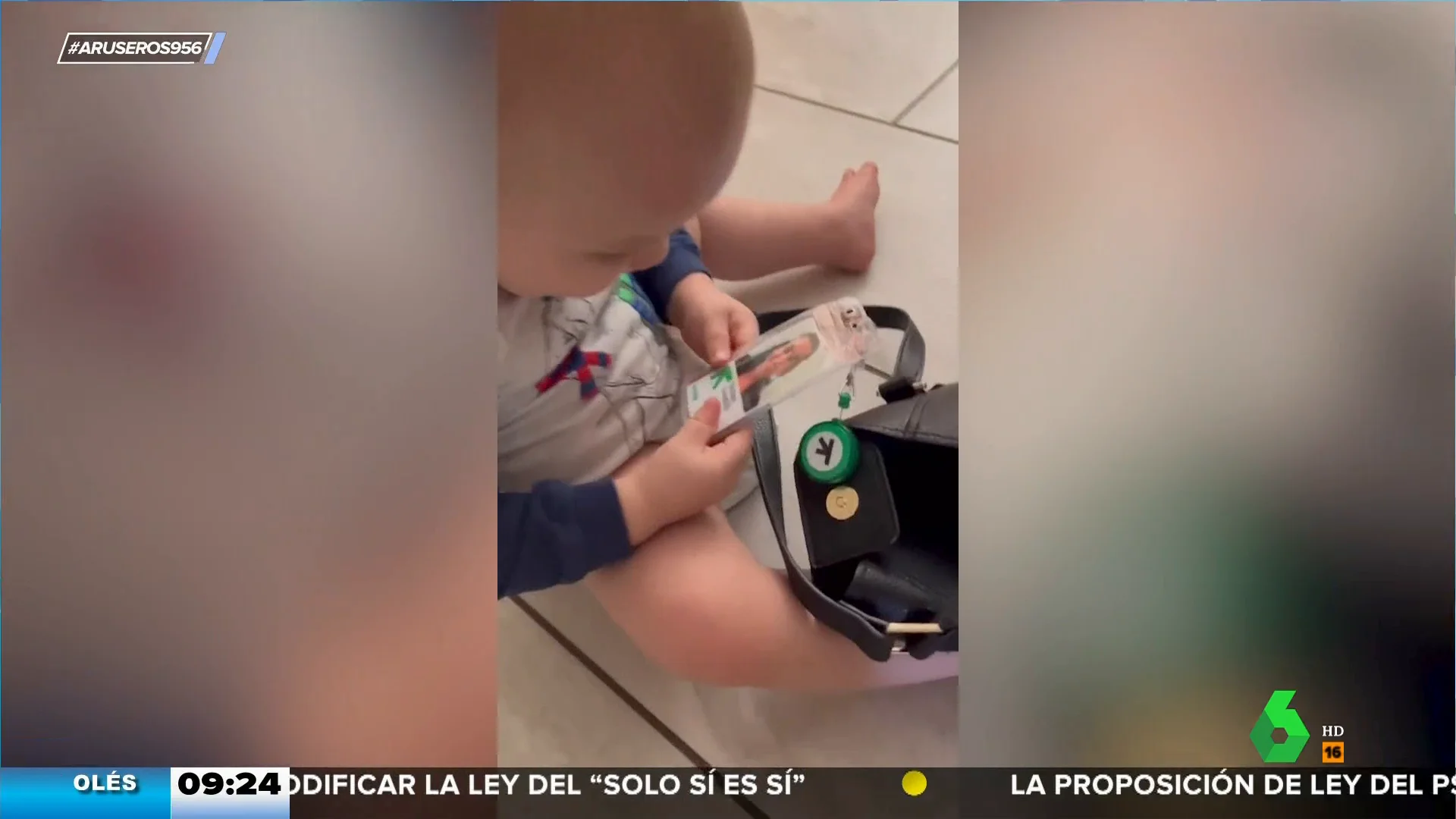 La emotiva reacción de un bebé cuando ve una foto de su madre, que está ingresada en el hospital