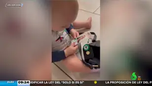 La emotiva reacción de un bebé cuando ve una foto de su madre, que está ingresada en el hospital