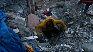 Operarios trabajan en las labores de rescate de los afectados por los terremotos en Turquía y Siria
