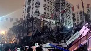 Ciudadanos tratan de ayudar las víctimas del derrumbe de un edifico tras el terremoto en Diyarbakir (Turquía)