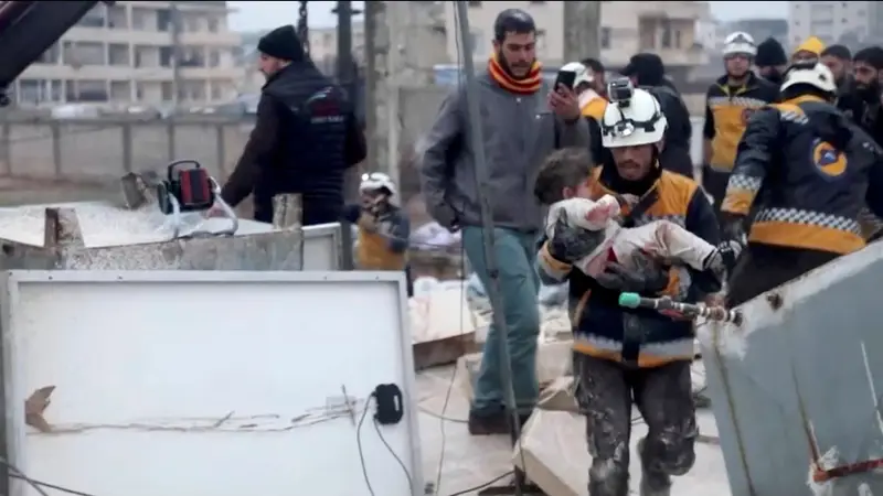 Momento en el que un rescatista lleva a una niña herida lejos de los escombros en Azaz, Siria. Captura de vídeo Reuters TV 