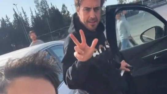 El gesto de Fernando Alonso que 'incendia' las redes sociales: ¿Tercer Mundial de F1? El gesto de Fernando Alonso que 'incendia' las redes sociales: ¿Tercer Mundial de F1?