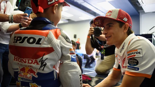 Marc Márquez junto a un aficionado Marc Márquez junto a un aficionado