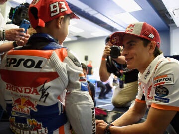Marc M&aacute;rquez junto a un aficionado