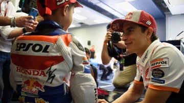 Marc Márquez junto a un aficionado