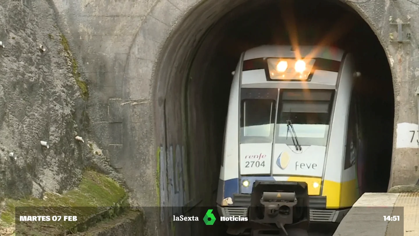 Los vecinos afectados por los trenes de Cantabria piden justicia: "Vamos en bicicleta y llegamos primero" Los vecinos afectados por los trenes de Cantabria piden justicia: "Vamos en bicicleta y llegamos primero"