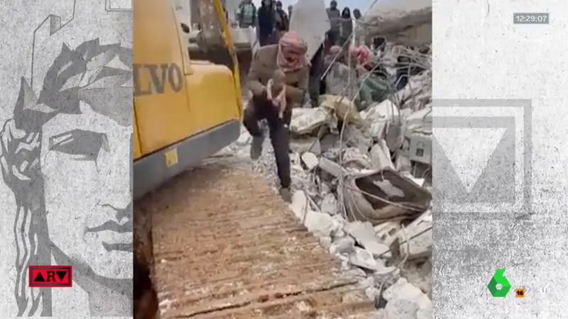 Una mujer da a luz en medio de los escombros que ha dejado el terremoto en Siria