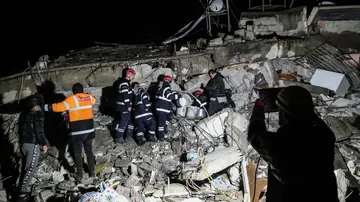 Labores de rescate en un edificio derrumbado en el distrito de Iskenderun de Hatay, Turquía