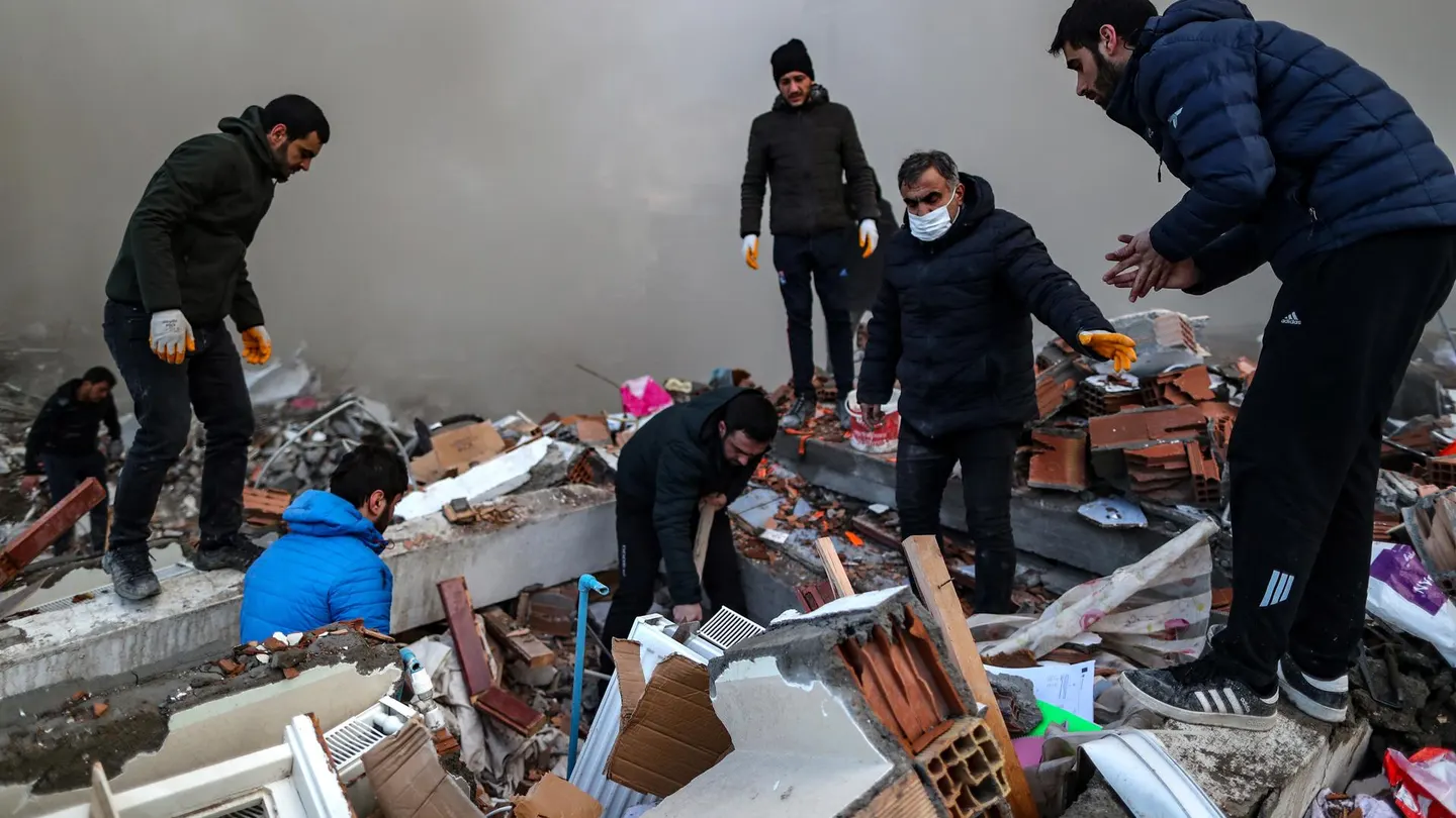 El rescate de una madre y su bebé de seis meses tras 29 horas bajos los escombros en Turquía El rescate de una madre y su bebé de seis meses tras 29 horas bajos los escombros en Turquía