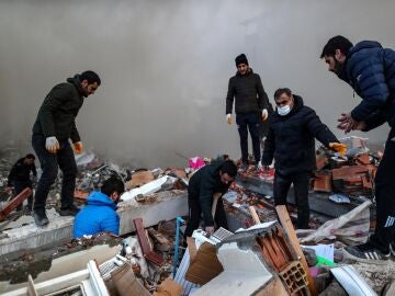 The rescue of a mother and her six-month-old baby after 29 hours under the rubble in Turkey