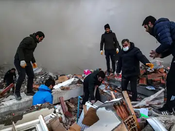 El rescate de una madre y su bebé de seis meses tras 29 horas bajos los escombros en Turquía
