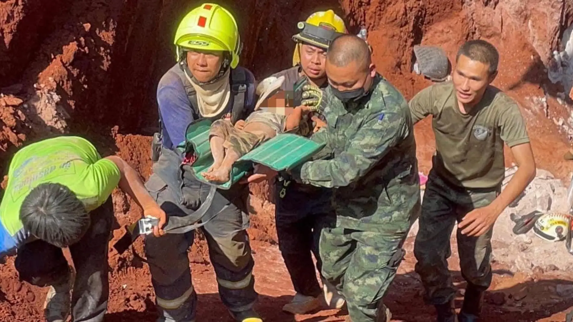 Rescatan con vida a una bebé de un año tras caer en un pozo de 10 metros en Tailandia