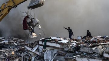 Labores de rescate en un edificio colapsado tras los terremotos en Hatay, Turquía