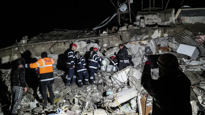 Rescatistas trabajando en las labores de búsqueda y auxilio de las personas atrapadas por los terremotos